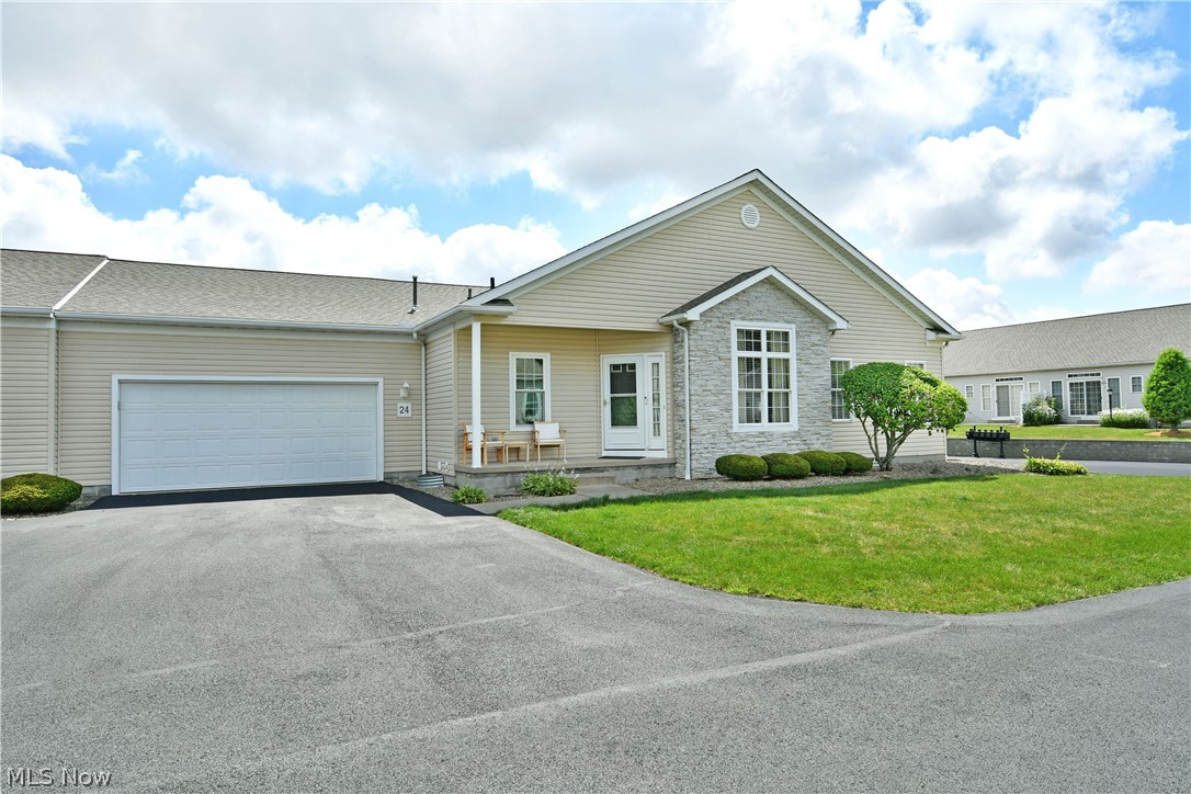 24 Abbington Drive NW Warren OH 44481