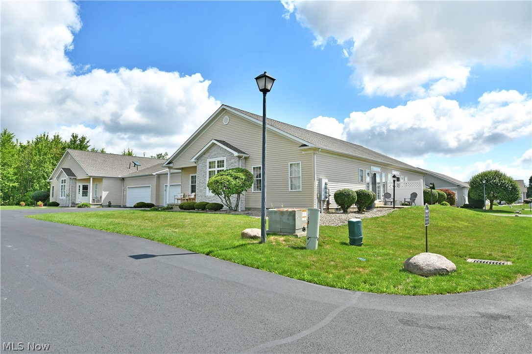 24 Abbington Drive NW Warren OH 44481