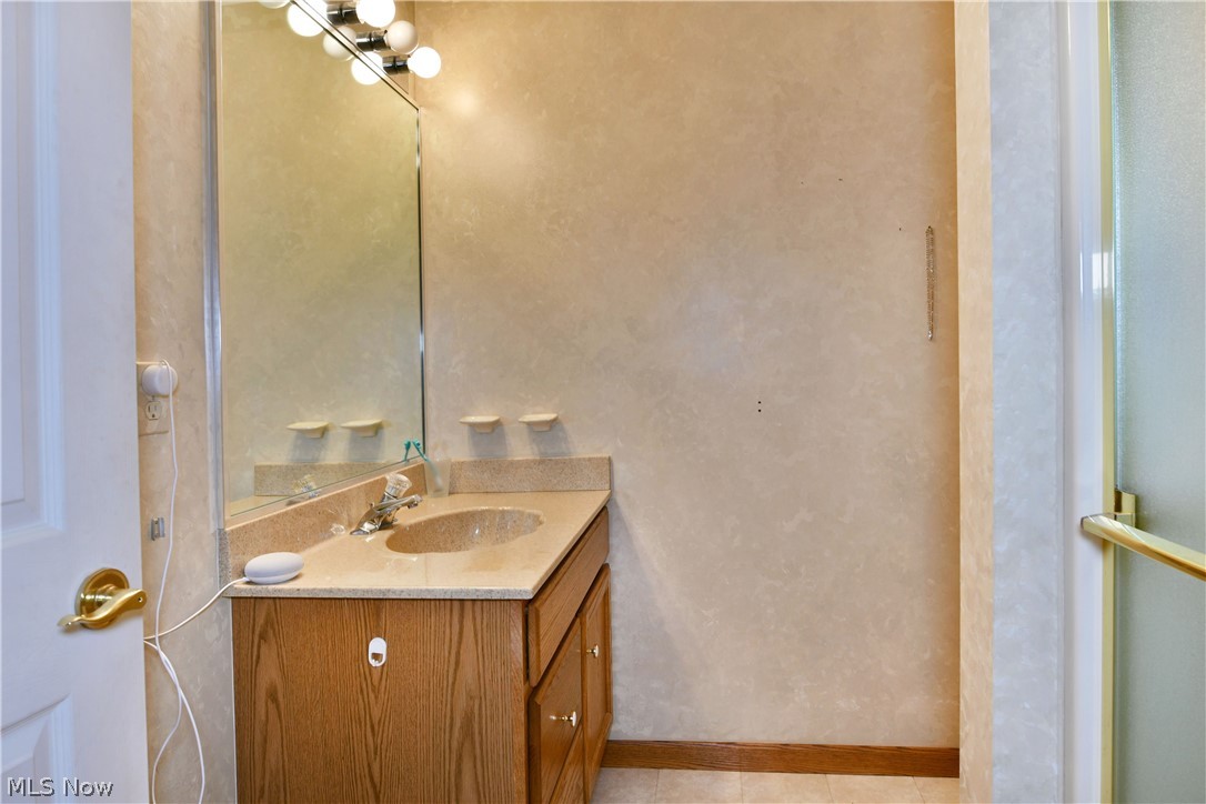 24 Abbington Drive NW Warren OH 44481