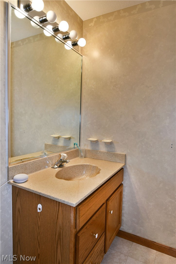 24 Abbington Drive NW Warren OH 44481