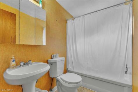 6051 Glenway Drive Brook Park OH 44142