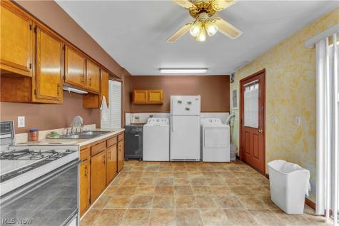 6051 Glenway Drive Brook Park OH 44142