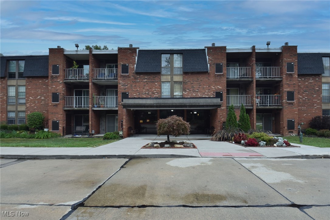 North Olmsted OH, 4187 Columbia Road, Unit 225