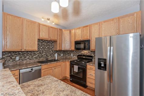 1344 Wellingshire Circle Cuyahoga Falls OH 44221
