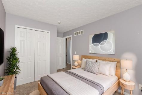 1344 Wellingshire Circle Cuyahoga Falls OH 44221