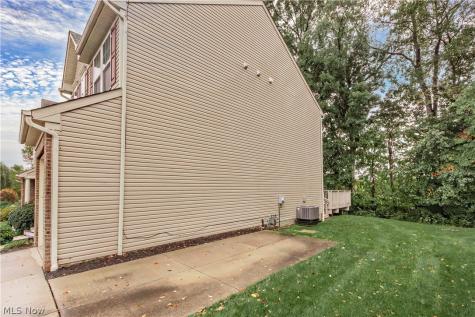 1344 Wellingshire Circle Cuyahoga Falls OH 44221