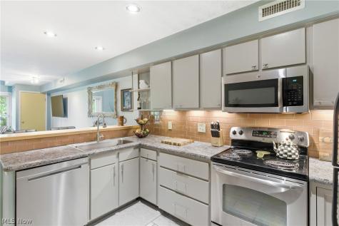 1900 Grove Court Cleveland OH 44113