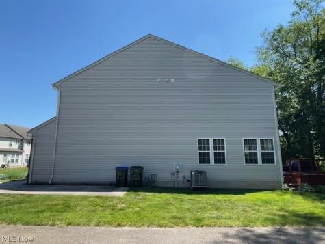 1432 Wellingshire Circle Cuyahoga Falls OH 44221