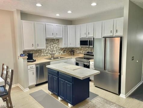 1432 Wellingshire Circle Cuyahoga Falls OH 44221
