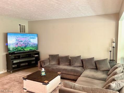 1432 Wellingshire Circle Cuyahoga Falls OH 44221