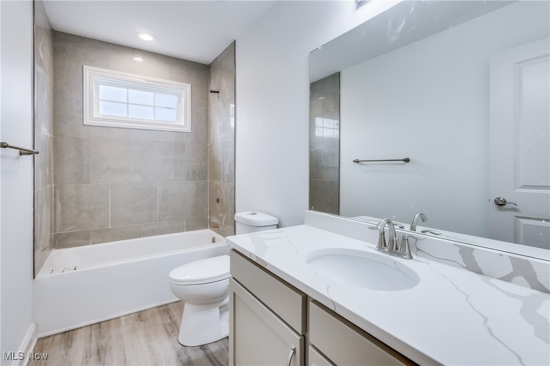 153 Royal Troon Warren OH 44484