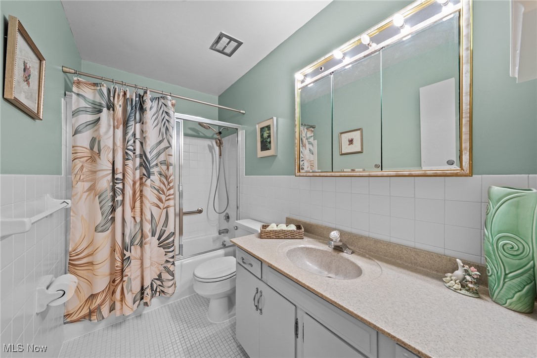 2112 Acacia Park Drive Lyndhurst OH 44124