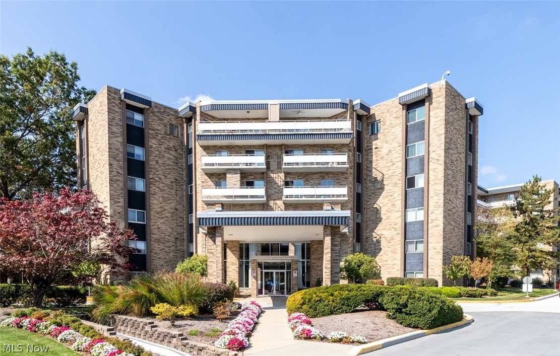 2112 Acacia Park Drive Lyndhurst OH 44124