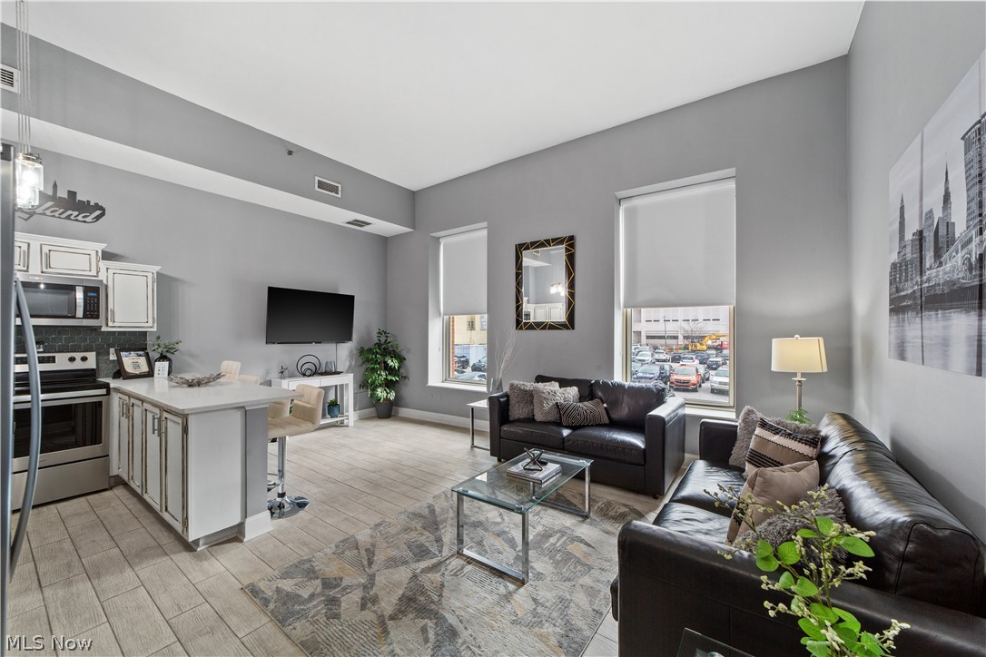 408 W Saint Clair Avenue Cleveland OH 44113