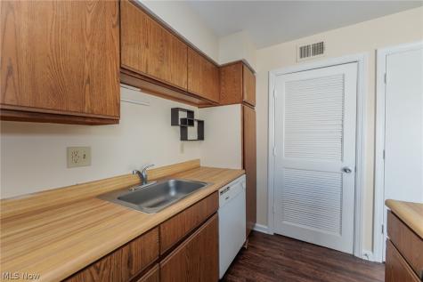 10 Trenton Square Euclid OH 44143