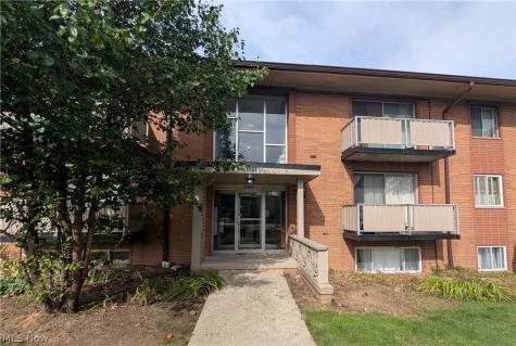 21801 River Oaks Drive Rocky River OH 44116
