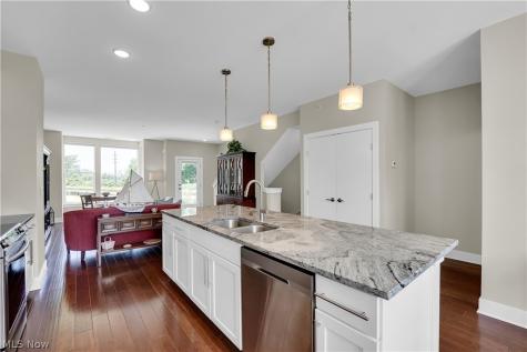 1208 W 73rd Place Cleveland OH 44102