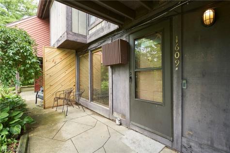 1609 Treetop Trail Akron OH 44313