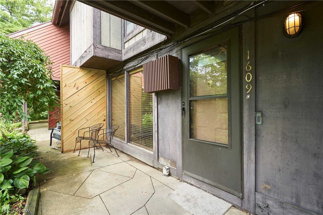 1609 Treetop Trail Akron OH 44313