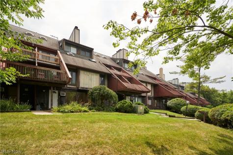 1609 Treetop Trail Akron OH 44313
