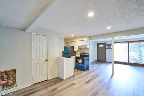 1609 Treetop Trail Akron OH 44313