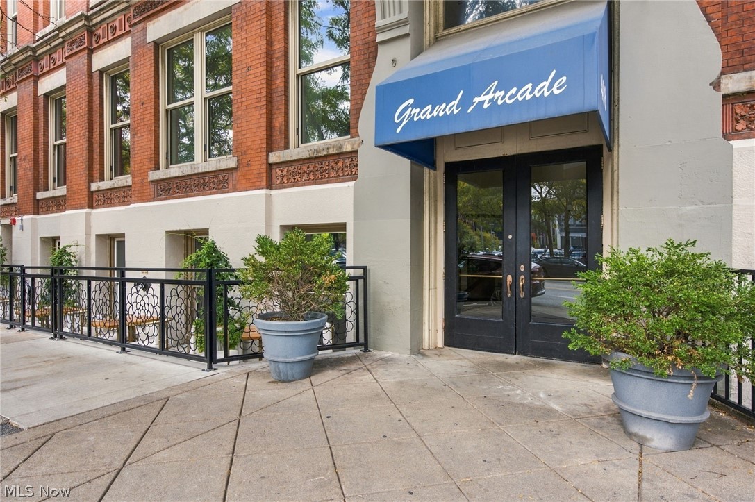 408 W Saint Clair Avenue Cleveland OH 44113