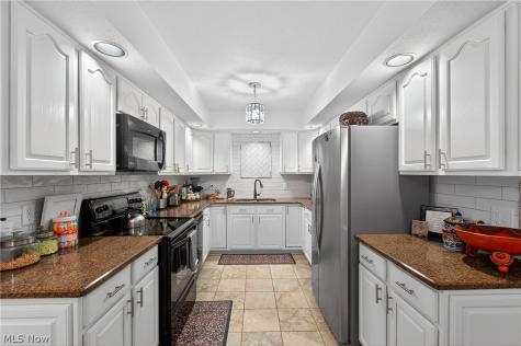 858 Sutton Place Akron OH 44313