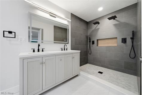 2108 Glouchester Drive Lyndhurst OH 44124