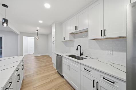 2108 Glouchester Drive Lyndhurst OH 44124