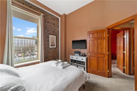 408 W Saint Clair Avenue Cleveland OH 44113
