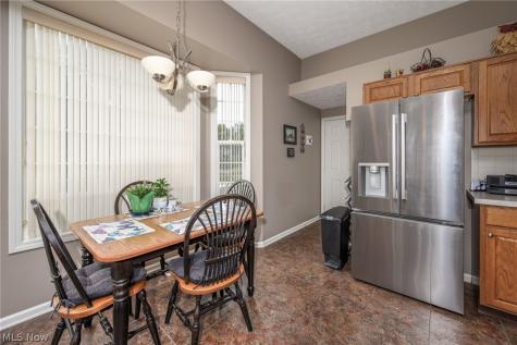 1827 Southpointe Circle NE Canton OH 44714