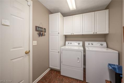 1827 Southpointe Circle NE Canton OH 44714