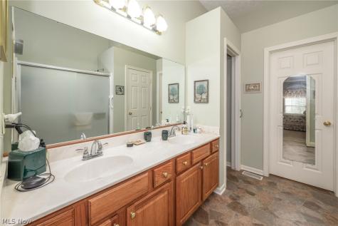 1827 Southpointe Circle NE Canton OH 44714
