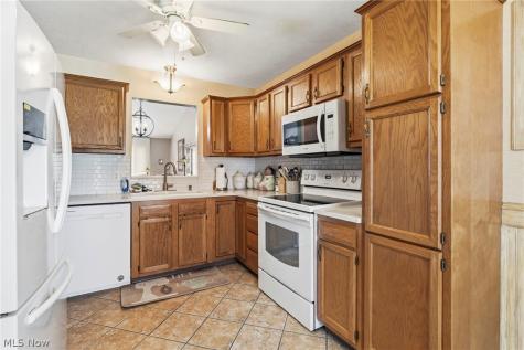 3198 Mariners Island Drive NW Canton OH 44708