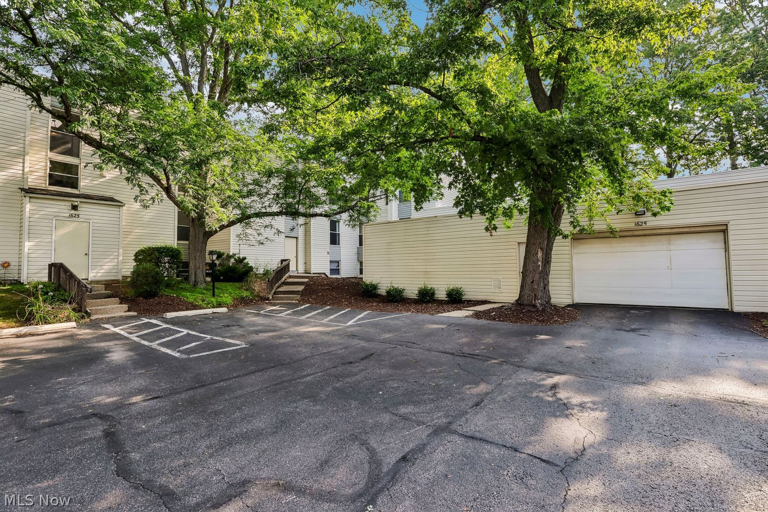 Westlake OH, 1625 Cedarwood Drive, Unit 116