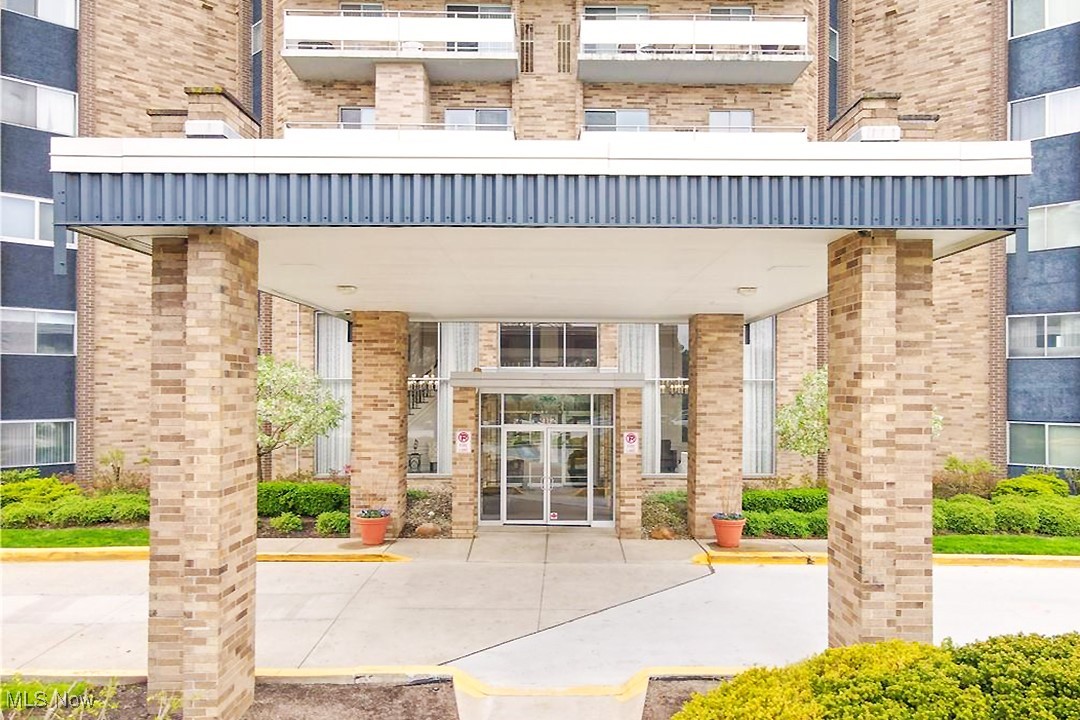 2112 Acacia Park Drive Lyndhurst OH 44124