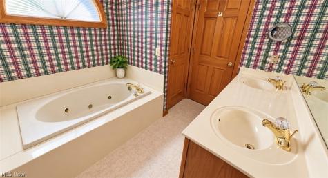2548 Glenshire Circle Uniontown OH 44685