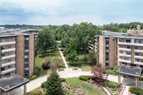 2112 Acacia Park Drive Lyndhurst OH 44124