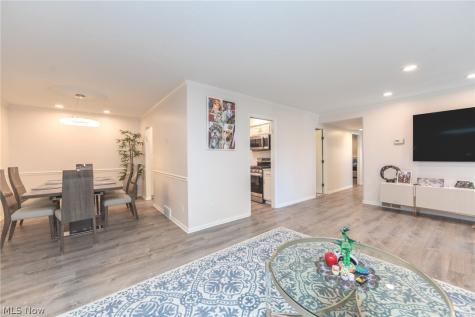 2112 Acacia Park Drive Lyndhurst OH 44124