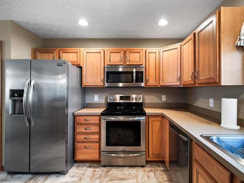 112 Newport Court Elyria OH 44035