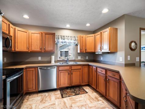 112 Newport Court Elyria OH 44035