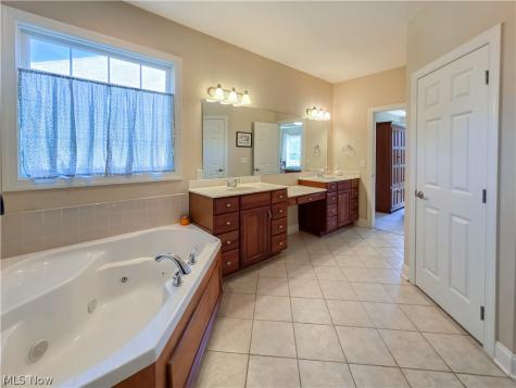 6450 Pebble Beach Drive NW Canton OH 44718
