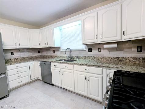 976 Rosemarie Circle Wadsworth OH 44281