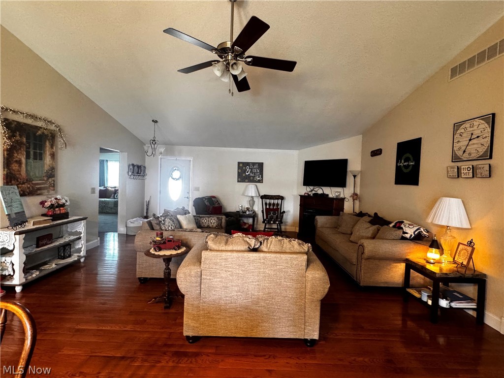 703 Oak Tree Lane Belpre OH 45714