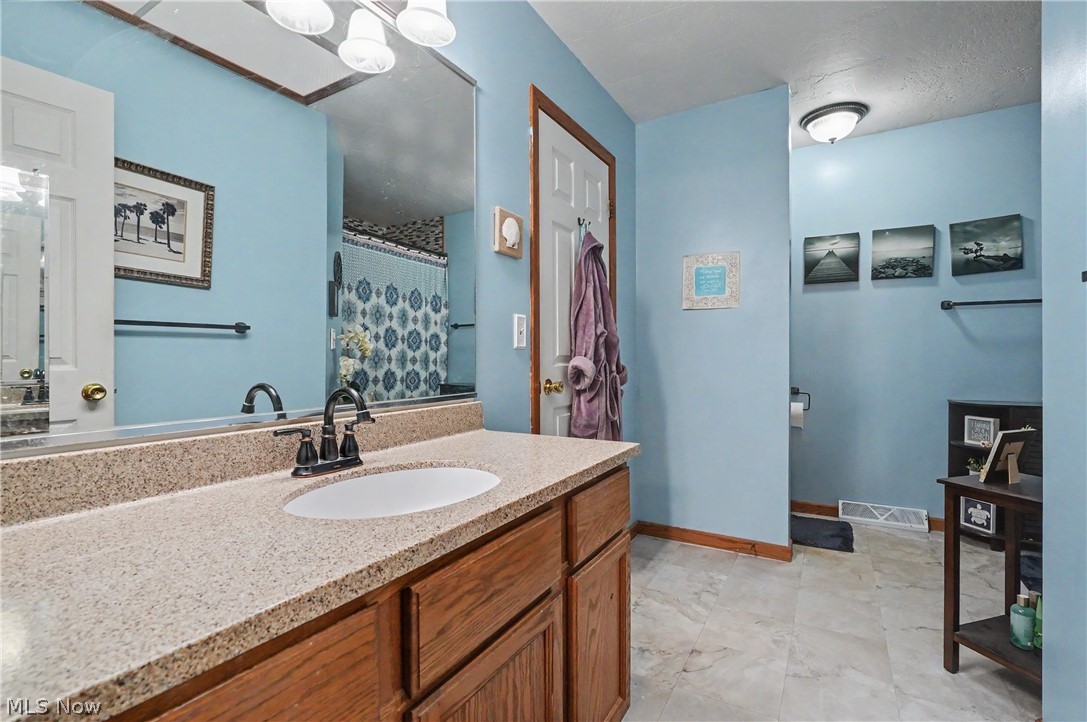 17 Harneds Landing Cortland OH 44410