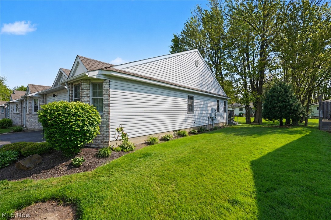 17 Harneds Landing Cortland OH 44410