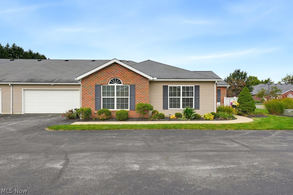 162 Woodbury Glen Street SE Hartville OH 44632
