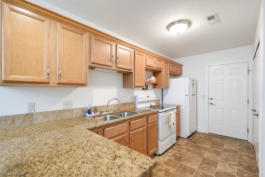 162 Woodbury Glen Street SE Hartville OH 44632