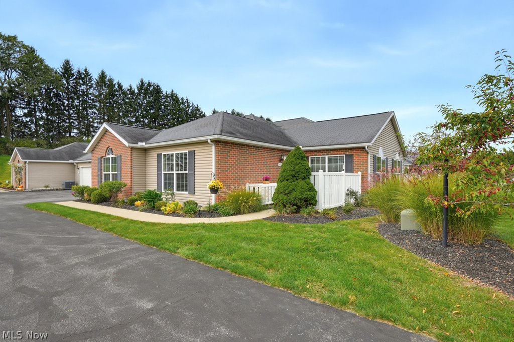 162 Woodbury Glen Street SE Hartville OH 44632