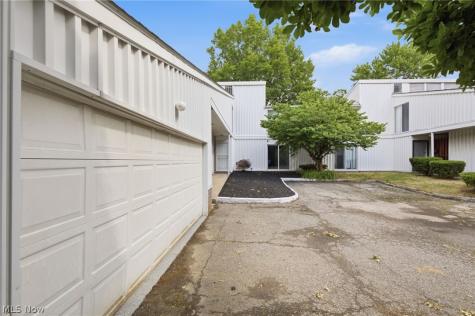 13 Sutton Place Shaker Heights OH 44120